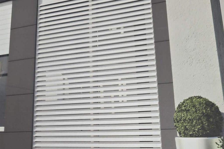 Persiana de aluminio de lamas inyectadas instalada en fachada