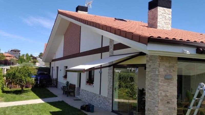 Toldo de cofre de aluminio cerrado en fachada