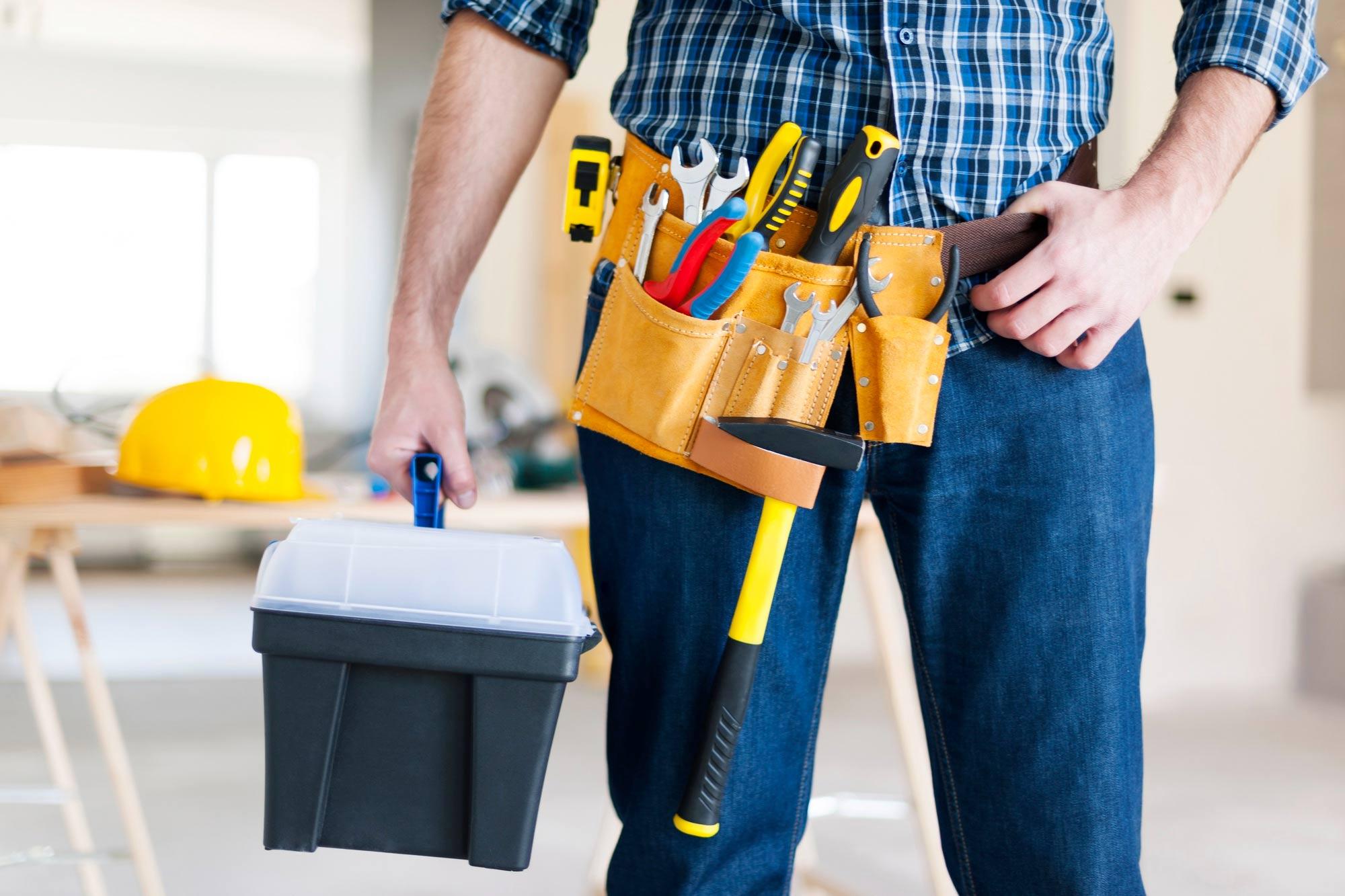Trabajador con caja de herramientas